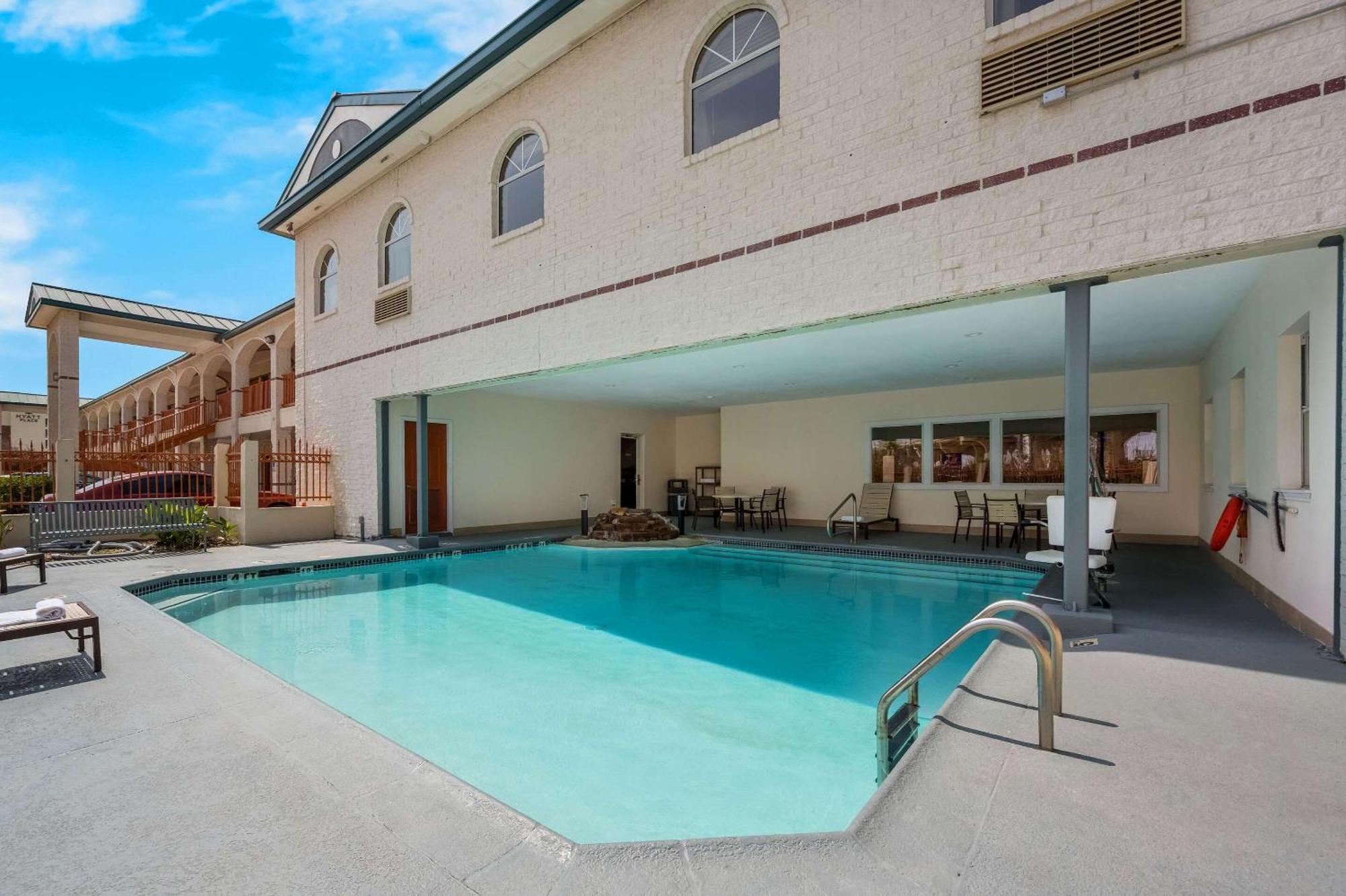 Quality Inn & Suites Cypress Exterior photo