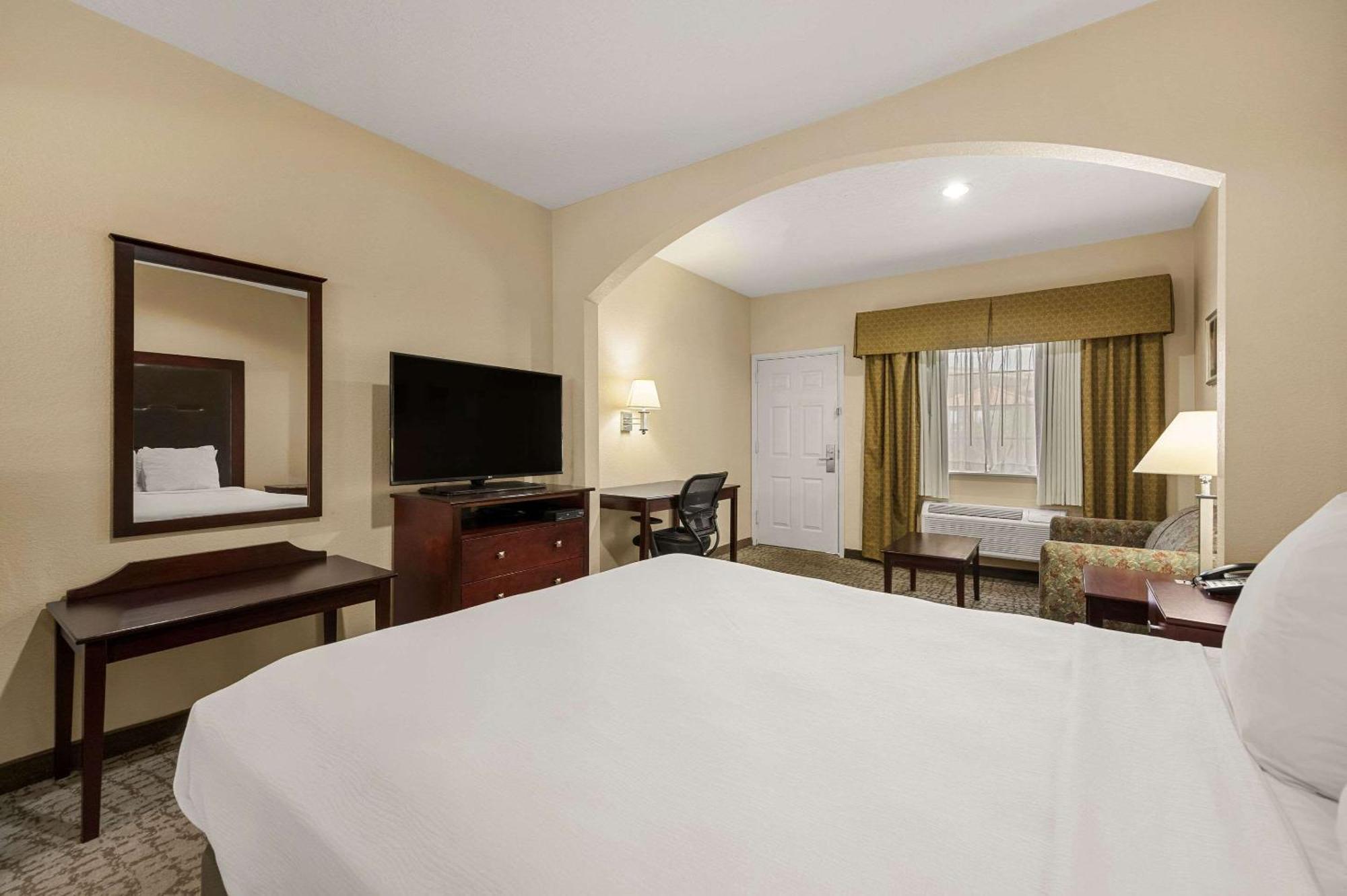 Quality Inn & Suites Cypress Exterior photo
