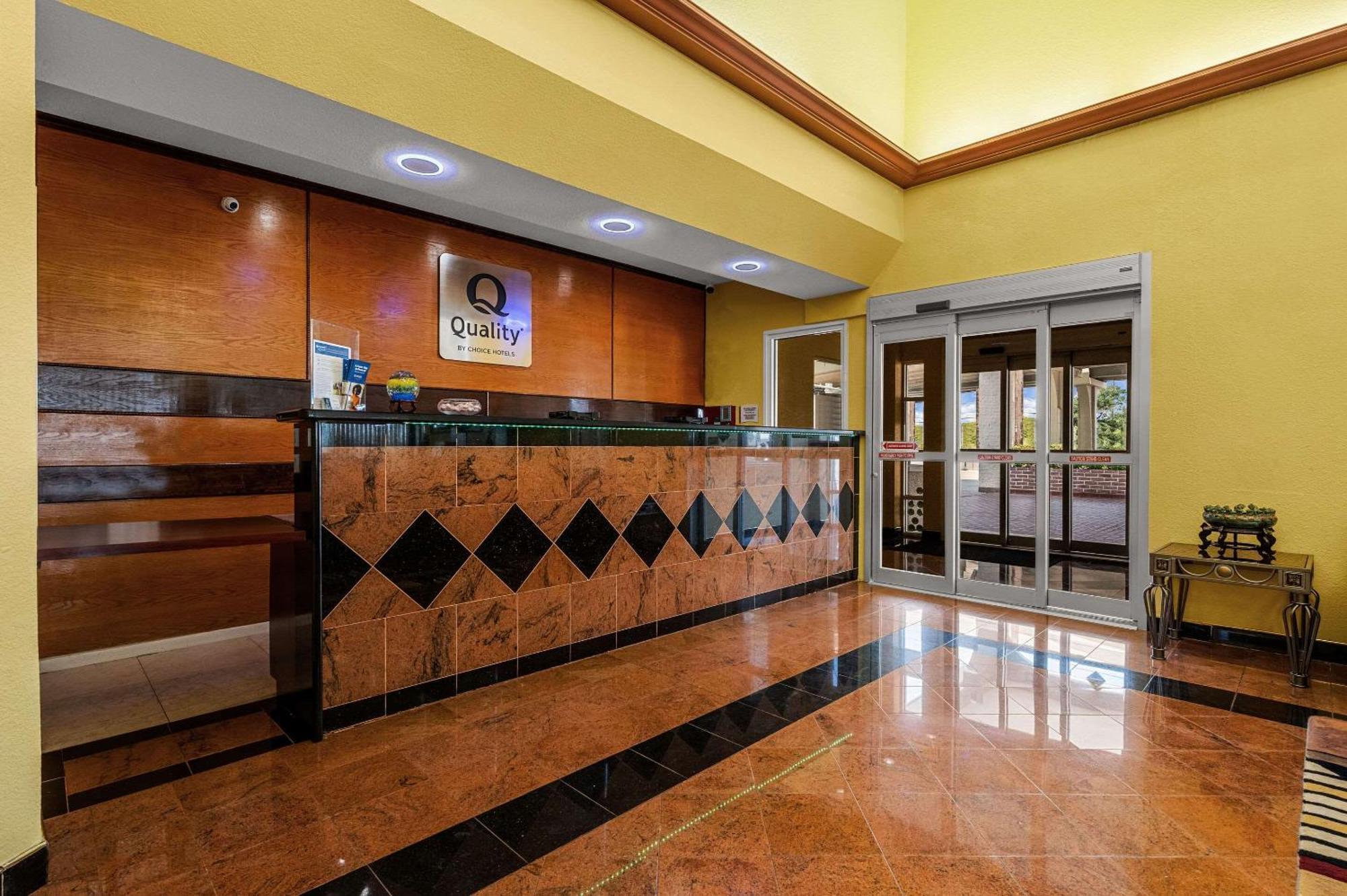 Quality Inn & Suites Cypress Exterior photo